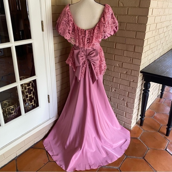 VTG Pink Ruffles Lace Prom Pageant Gown SOUTHERN BELLE Dress Barbiecore 11 / 12 - Picture 1 of 12